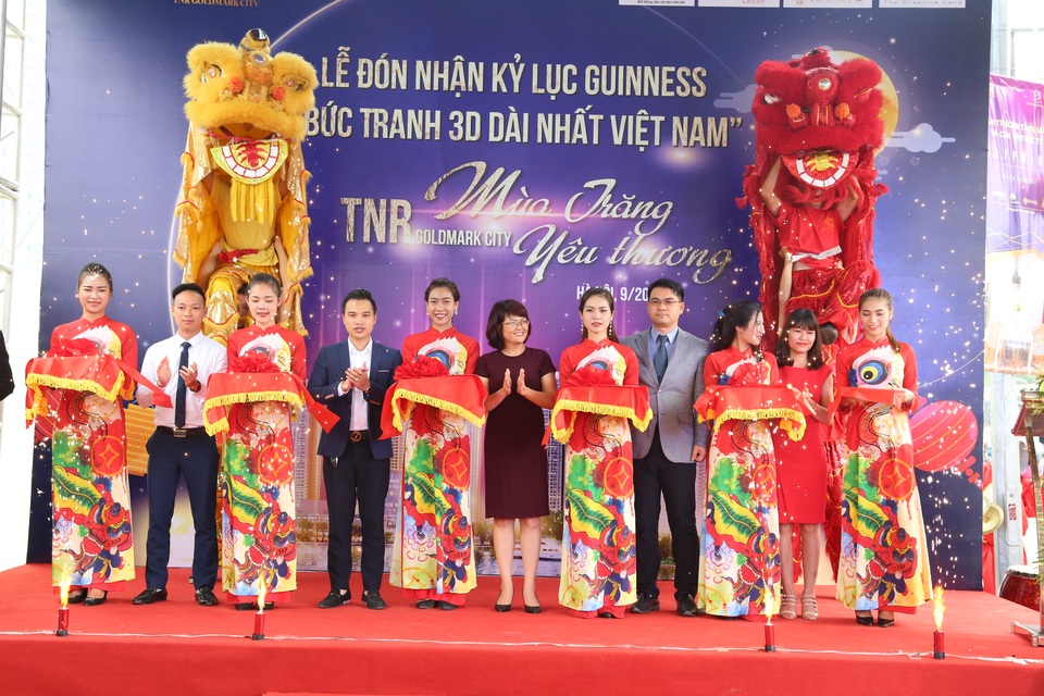 Con đường Trung thu 3D được trao kỷ lục Guinness - 2
Bà Phạm Hồng Thúy – Giám đốc CSKH & Quản lý sản phẩm dự án TNR Goldmark City (đứng giữa) cùng các đại diện nhà tài trợ chương trình cắt băng khai mạc chương trình.