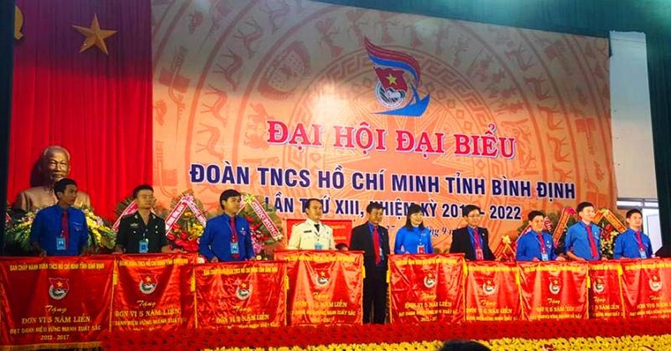 Phấn đấu mỗi cơ sở đoàn nhận đỡ đầu ít nhất 2 trẻ mồ côi không nơi nương tựa - 3 Tại lễ bế mạc, Đại hội tiến hành bầu Đoàn đại biểu đi dự Đại hội Đoàn toàn quốc lần thứ XI, nhiệm kỳ 2017-2022, gồm 12 đồng chí. Đồng thời, ta mắt Ban chấp hành khóa mới gồm 45 thành viên, anh Nguyễn Xuân Vĩnh đắc cử Bí thư tỉnh đoàn Bình Định nhiệm kỳ 2017 - 2022.