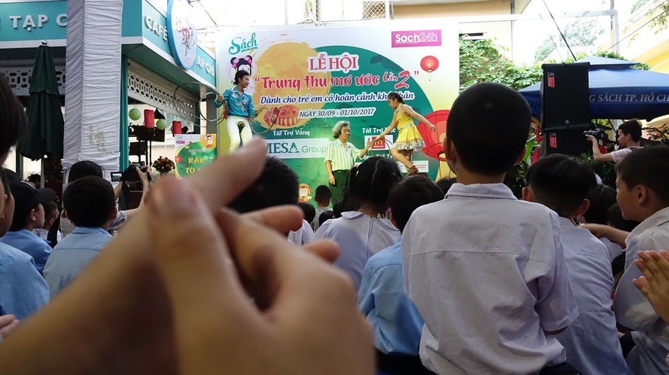 “Con hạnh phúc khi đến đây, vì con được quan tâm” - 2 Hào hứng vỗ tay theo từng tiết mục biểu diễn trên sân khấu