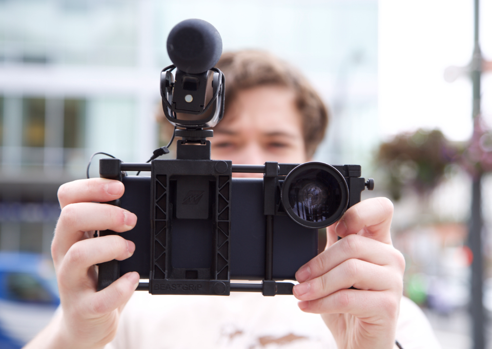 Phụ kiện độc đáo biến smartphone thành chiếc TV cổ - 3