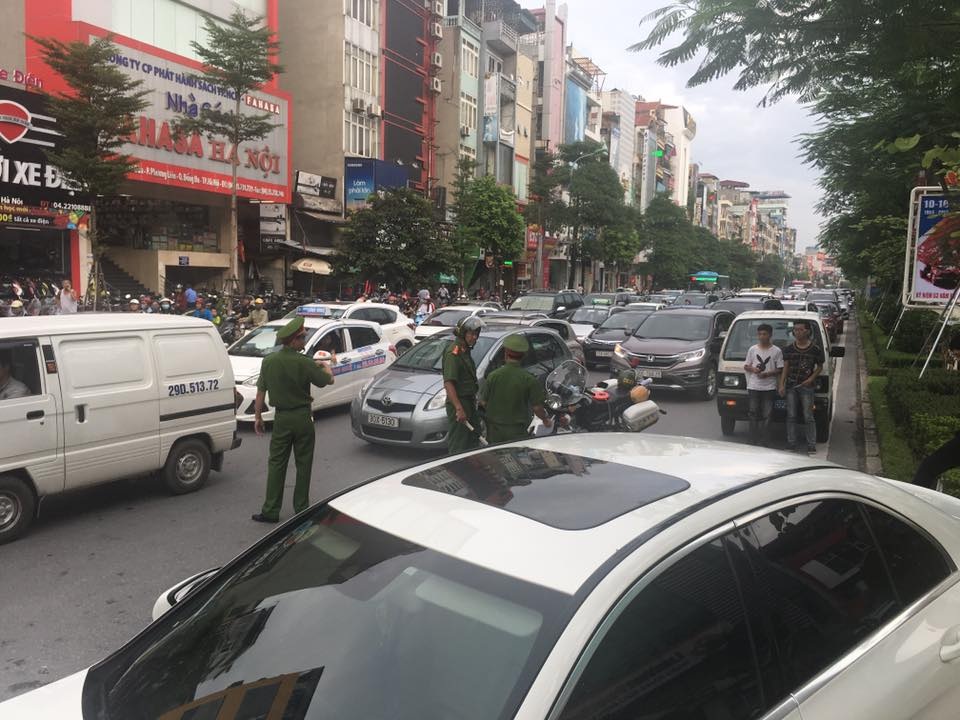 Vụ tai nạn làm giao thông ùn tắc cục bộ.