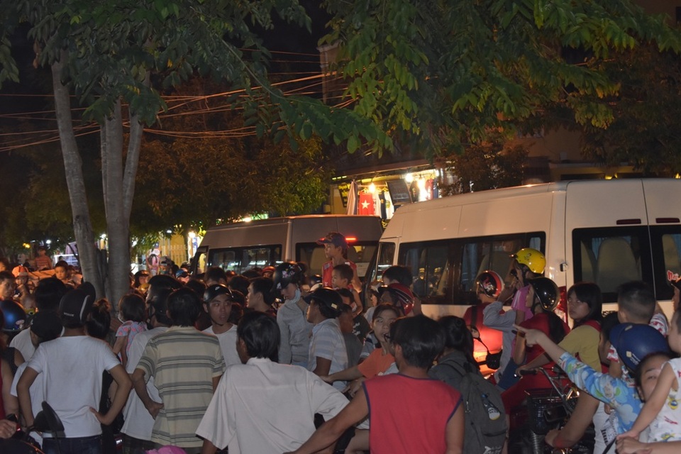 Hàng ngàn người dân và du khách đội mưa xem múa lân - 2 Khắp các ngả đường kẹt cứng xe cộ, người xem biểu diễn lân