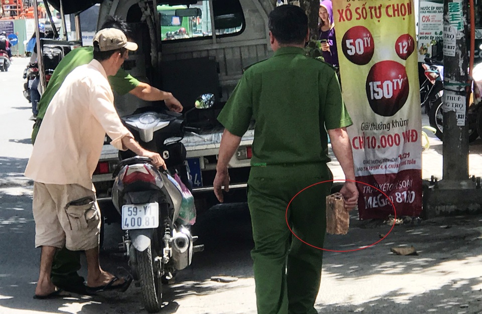 Gã thanh niên cầm gạch đánh chết người sau va chạm giao thông - 3 Cơ quan CSĐT thu giữ tại hiện trường viên gạch ống đối tượng đánh chết nạn nhân.