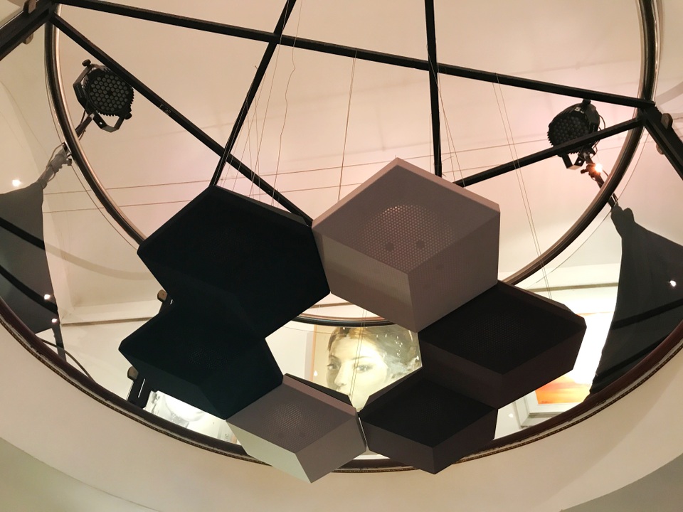 B&O đưa dòng loa "độc nhất" về Việt Nam - 4 Không chỉ treo tường, loa BeoSound Shape còn có thể sử dụng bằng cách treo lên trần nhà một cách đầy nghệ thuật như thế này.
