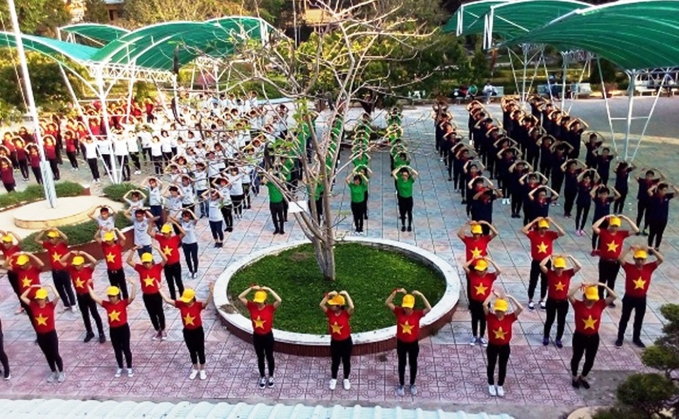 Hiệu quả “chơi mà học, học mà chơi” - 4 Các học sinh trường THPT TP Sa Đéc tham gia múa dân vũ