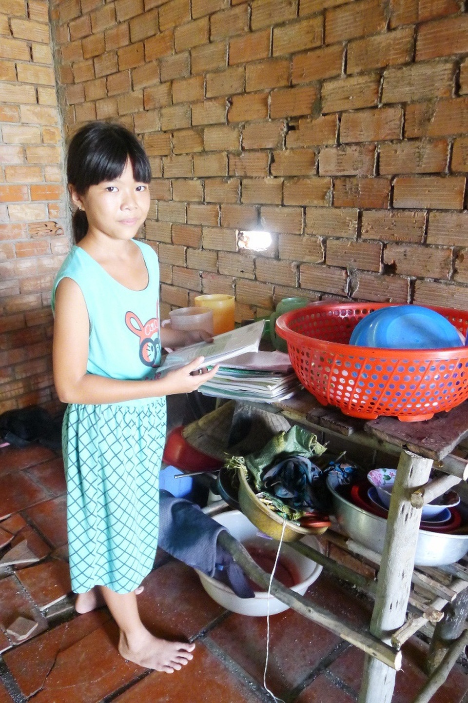 Cha bỏ đi biệt tích, mẹ bệnh triền miên, 2 nữ sinh đứng trước nguy cơ thất học - 5 Nơi sàn chén cũng là nơi cháu Bé Còn để sách vở...