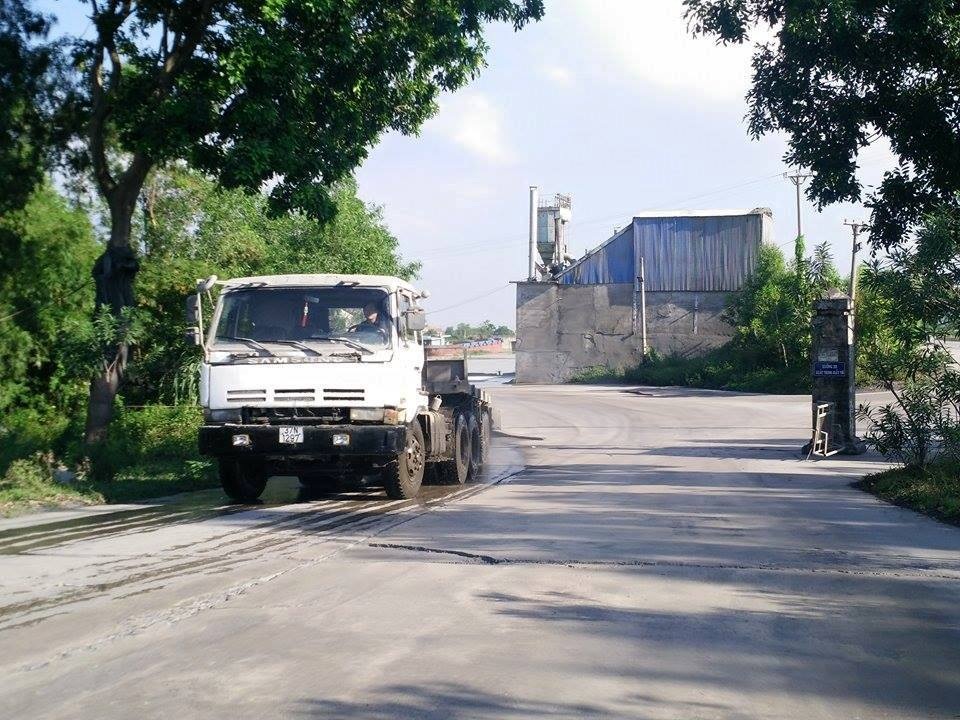 Cảng thứ 2 của Tập đoàn Vissai Ninh Bình là cảng của nhà máy xi măng The Vissai, xây dựng tại xã Gia Tân, huyện Gia Viễn (trên sông Hoàng Long). Cảng này xây dựng khi mới chỉ có văn bản thỏa thuận của Bộ NN&PTNT, chưa có quyết định cấp phép của UBND tỉnh Ninh Bình. Tại công trình vi phạm này, Nhà máy xi măng The Vissai còn xây dựng nhà trong hành lang bảo vệ đê điều và hành lang thoát lũ; xây dựng tường bao trong mái đê phía đồng.