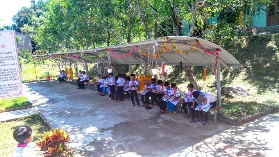 Các em học sinh đọc sách báo mỗi giờ ra chơi