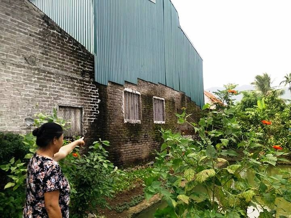 “Đóng cửa”, di dời xưởng tái chế nhựa 10 năm sản xuất giữa khu dân cư! - 4 Xưởng tái chế, sản xuất đồ nhựa của gia đình ông Mãn nằm giữa khu dân cứ 10 năm qua.