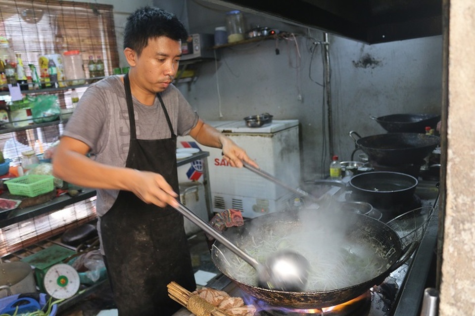 Cảm động suất cơm giá 1000 đồng dành cho người nghèo ở Hà Nội - 1 Khoảng 10 sáng đầu bếp bắt đầu nấu ăn để giữ thực ăn cho thức ăn luôn nóng hổi