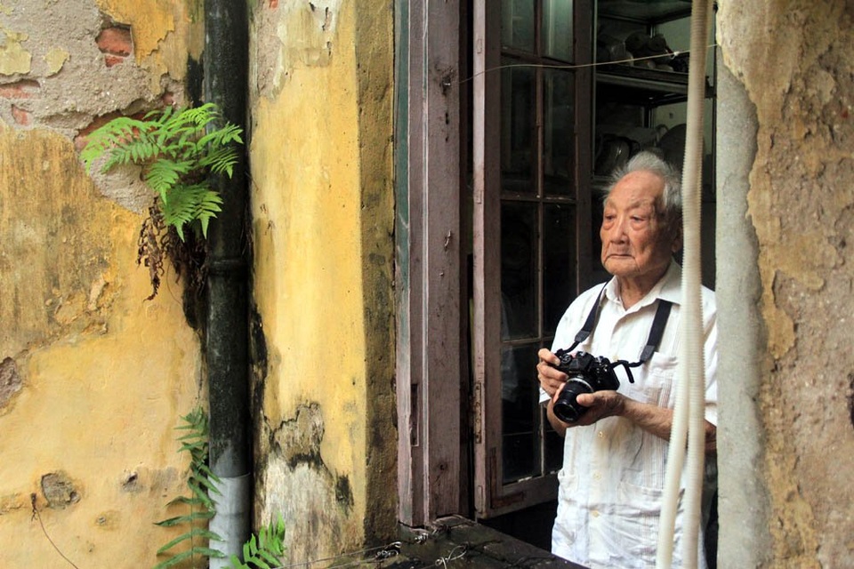 
Niềm say mê với nhiếp ảnh của người nghệ sĩ già vẫn không giảm
