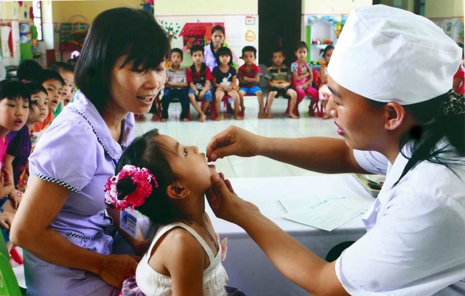 
Ảnh trẻ được cho uống vitamin A do tác giả Dương Ngọc ghi lại tại một lớp học mẫu giáo ở Hà Nội.
