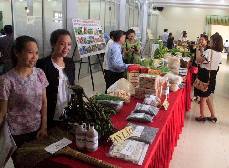 Các đại biểu tham quan khu trưng bày đặc sản của 11 huyện, thị xã và thành phố do nông dân làm ra