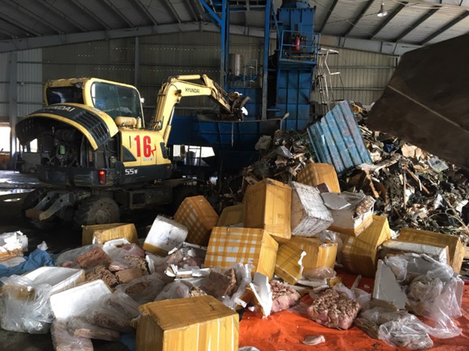Chở thuê 23 tấn nội tạng thối, phạt lái xe 70 triệu đồng - 2
Cơ quan chức năng đã tiến hành đưa toàn bộ số hàng hóa trên đến nơi tiêu hủy.