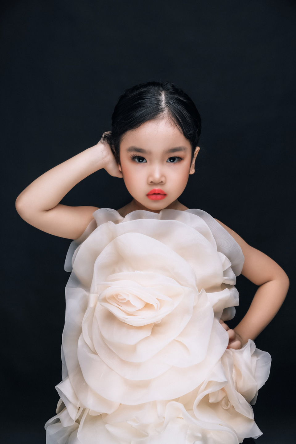 Gương mặt còn nhiều phần non nớt nhưng Phương Anh đã thể hiện qua ánh mắt khá tốt.