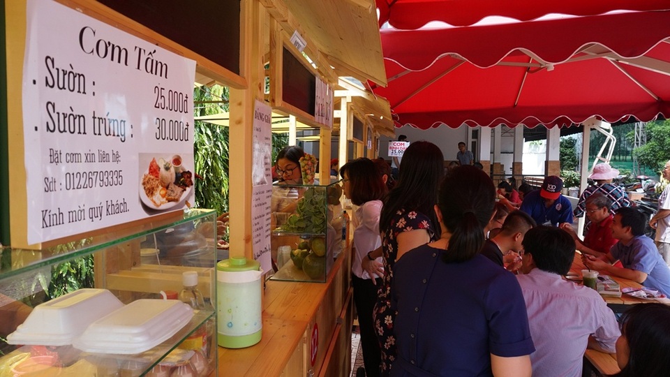 Sài Gòn: Buổi trưa, ăn gì ở phố ẩm thực Bách Tùng Diệp? - 2 Giá cả ở đây khá phải chăng so với mặt bằng chung ở một quận trung tâm
