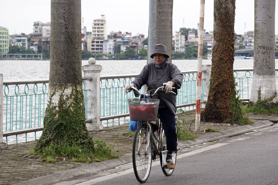 
Gió thổi mạnh từng cơn nhưng tạnh ráo, không còn mưa như những hôm trước. Đợt không khí lạnh tràn về Bắc Bộ đêm 15/10 khiến nhiệt độ ở các tỉnh đồng bằng giảm xuống dưới 25 độ, trong khi ở vùng núi nhiệt độ dưới 23 độ.
