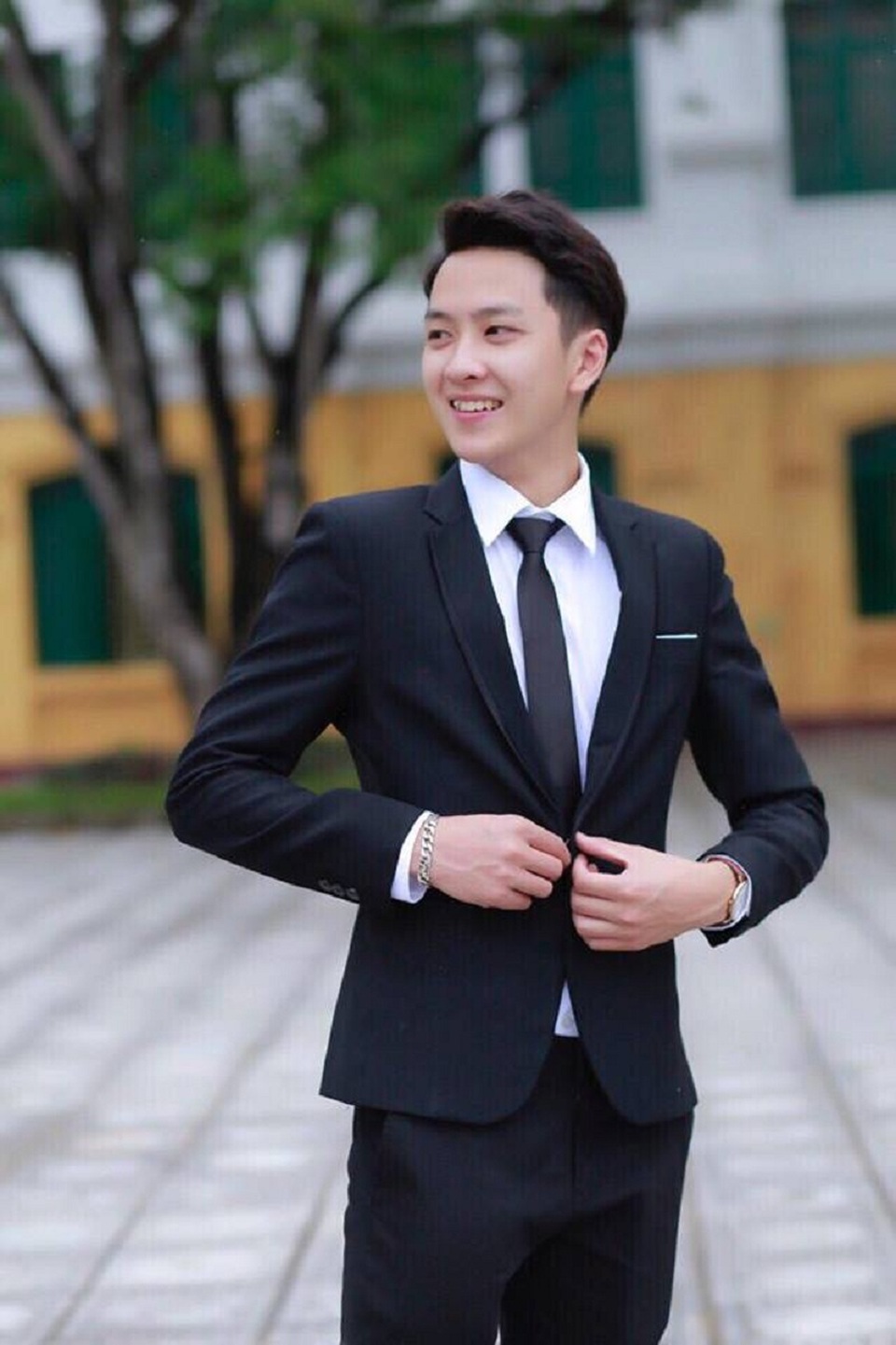 “Hot boy kỷ yếu” khiến các cô gái rần rần xin link Facebook - 7 Được mọi người dành nhiều lời khen về ngoại hình, nam sinh chia sẻ bản thân cảm thấy rất vui. Tuy nhiên, Tân cũng đã “quen” với việc đó bởi trong cuộc sống hằng ngày, anh chàng cũng được các bạn nữ “đặc biệt quan tâm”, dành nhiều lời khen.