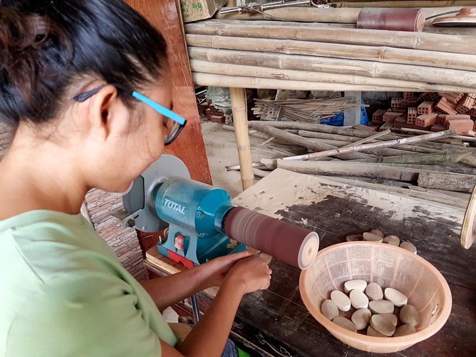 Quà tặng đặc biệt dành cho Bộ trưởng Tài chính APEC 2017 ở Hội An - 2 Các công nhân cắt, mài tre và gỗ để làm nên chiếc lồng đèn