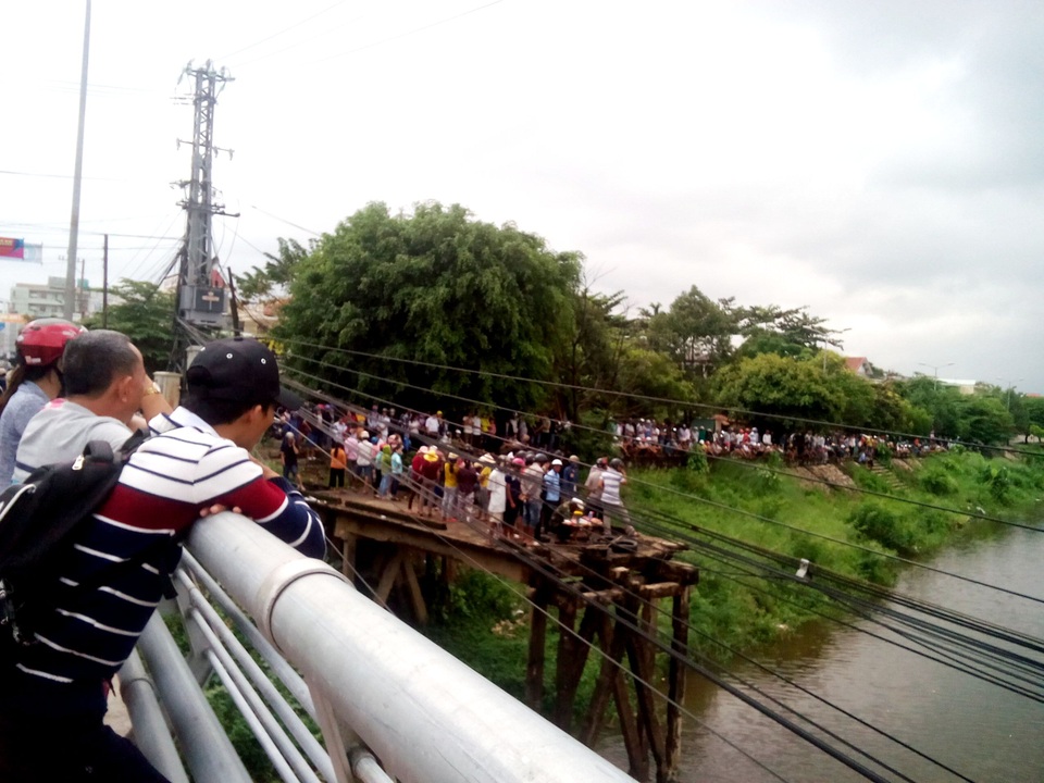 Đứng xem tìm kiếm thi thể, một thanh niên rơi xuống sông đuối nước - 2 
Rất đông người dân đứng trên cầu theo dõi vụ việc