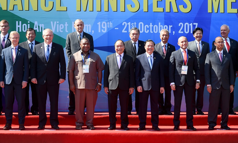 Thủ tướng: APEC vẫn đang phải đối mặt với nhiều khó khăn, thách thức - 2 Thủ tướng chụp hình lưu niệm cùng Bộ trưởng Tài chính các nước thành viên APEC
