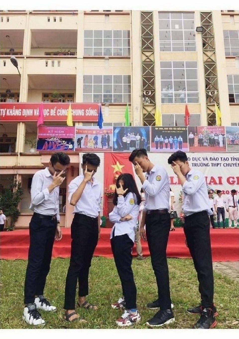 Nhóm bạn thân Lào Cai chứng minh “F4 Vườn sao băng” là có thật - 2 Nhóm bạn thân Lào Cai chứng minh “F4 Vườn sao băng” là có thật - 2