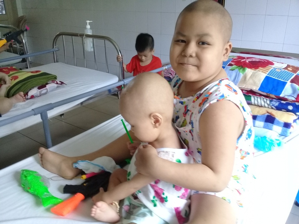 Thương bé 8 tuổi nguy kịch vì ung thư máu dòng tủy - 3 Em Huy khi đang tiến hành hóa trị tại bệnh viên Trung ương Huế với nụ cười lạc quan