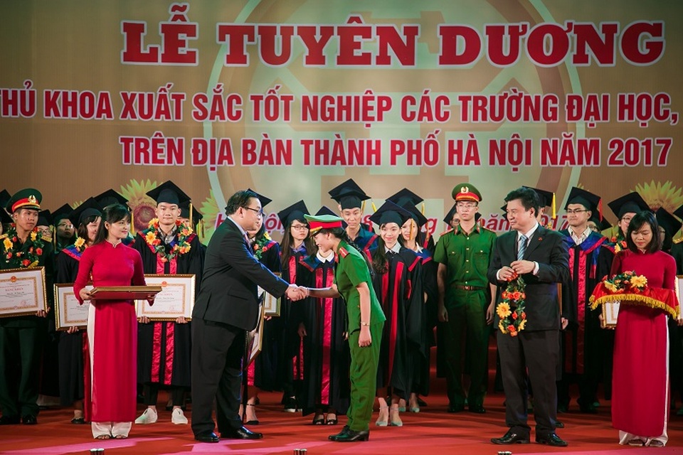 Ấn tượng nữ thủ khoa trường ĐH Phòng cháy Chữa cháy - 2 Ngọc Ánh được tuyên dương Thủ khoa xuất sắc của Thủ đô