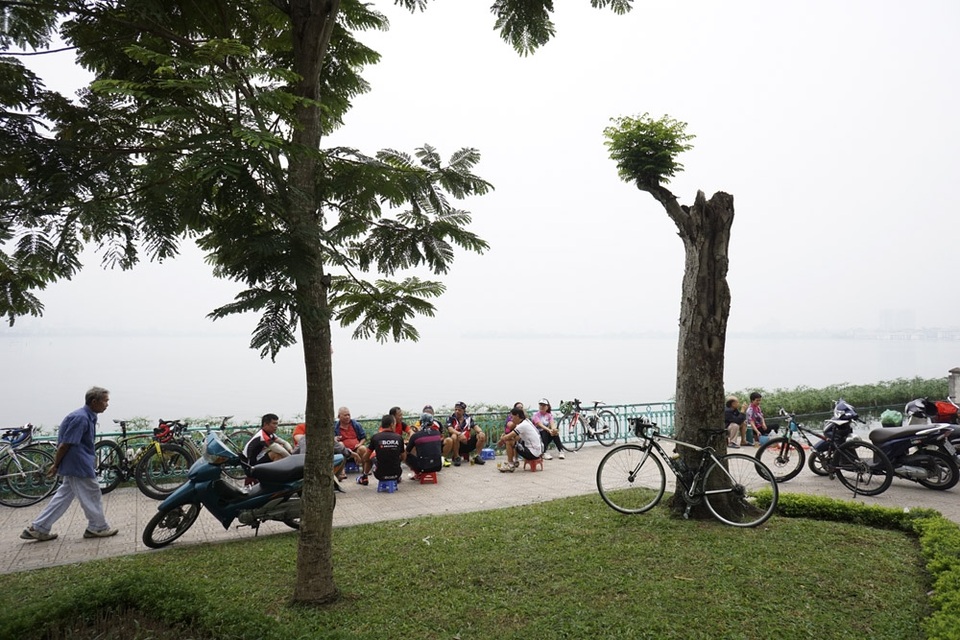 Hà Nội bình yên trong tiết trời thu - 2
Thời tiết đẹp khiến những người đi tập thể dục buổi sáng nán lại bên hồ lâu hơn để tận hưởng tiết trời thu.