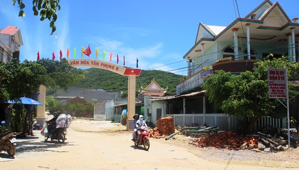 Bí ẩn núi Cấm cư dân làng biển bảo vệ như báu vật - 1 Trước làng chài Tân Phụng 1, 2 là rừng núi Cấm, như một tấm lá chắn vững chắc bảo vệ dân làng biển bao thế hệ.