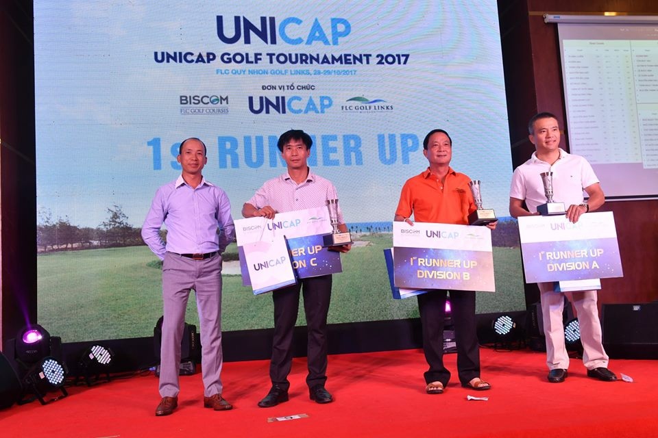 Golfer Tạ Anh Chiến lần đầu vô địch Unicap Golf Tournament 2017 - 3 Ông Nhữ Văn Hoan- PTGĐ TT Công ty CP Quản Lý Sân Golf Biscom trao các giải cho các golfer.