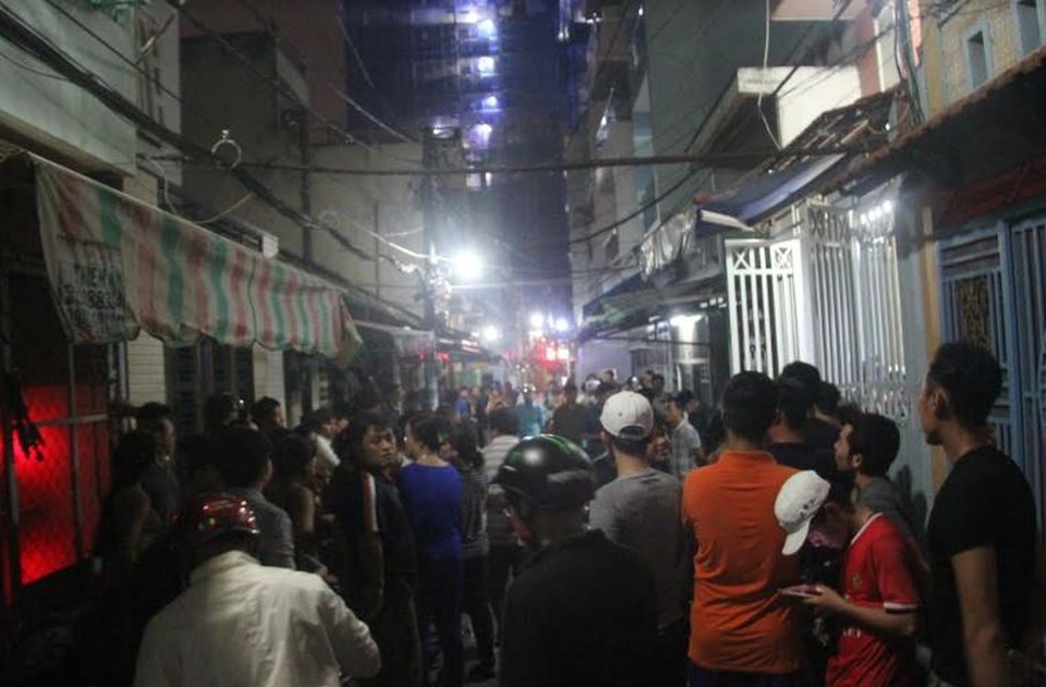 Tìm đến tận nhà đâm chết chồng của... người tình - 2 Rất đông người dân tập trung theo dõi vụ việc