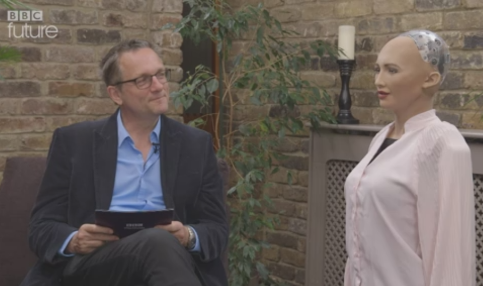 Gặp "nàng robot" Sophia đầu tiên trên thế giới có quyền công dân - 3 Michael Mosley của BBC thực hiện bài phỏng vấn kéo dài hơn 3 phút cùng robot Sophia.