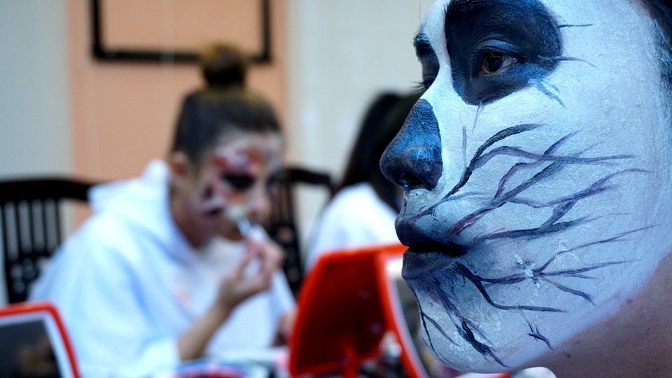 Các bạn sáng tạo ngay chính trên gương mặt của mình