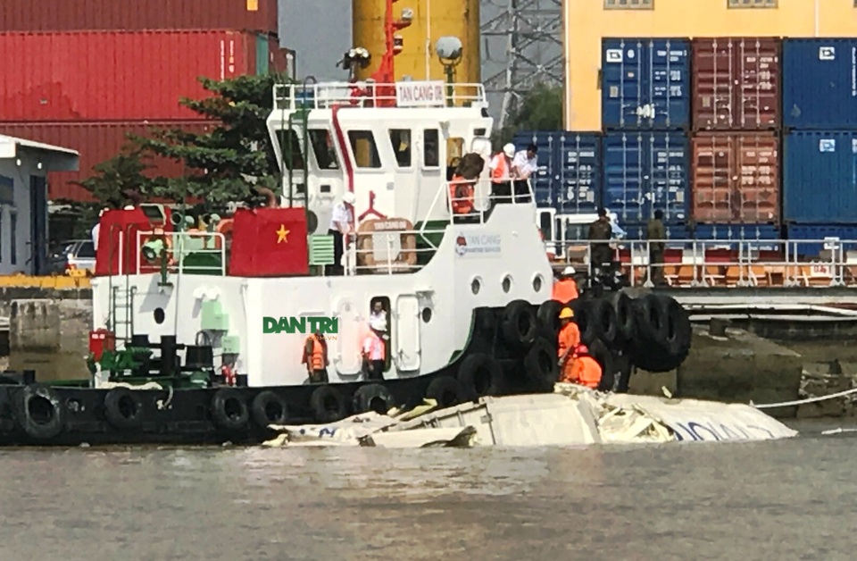 Hai tàu container tông nhau trên sông, người dân lao ra "hôi của" - 4 Thùng container đầy hàng bị tông biến dạng rơi xuống sông...