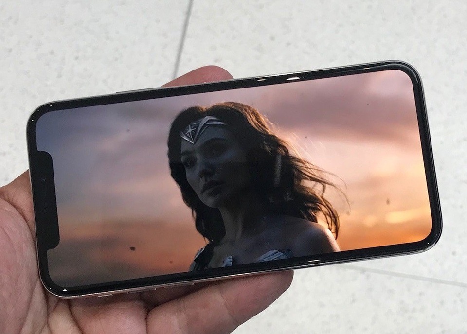 Chi tiết tưởng như không hoàn hảo trên iPhone X nhưng lại là "thuyết âm mưu" của Apple - 2 iPhone X khi xem phim sẽ có khung hình như thế này