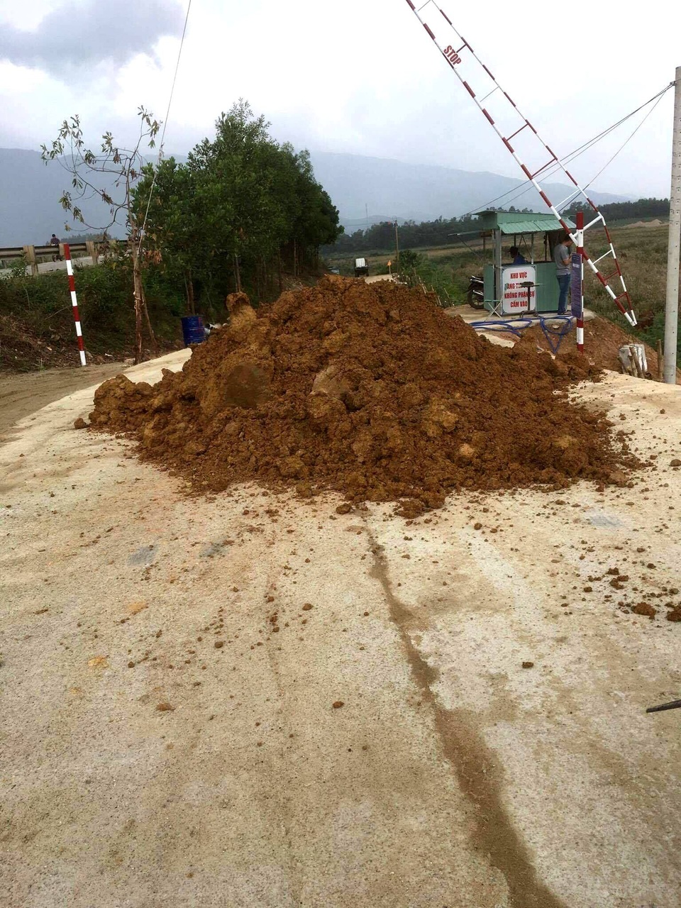 Quảng Nam: Doanh nghiệp tố bị giang hồ đòi “bảo kê”? - 2 Đống đất trước Công ty CP Trường Lợi