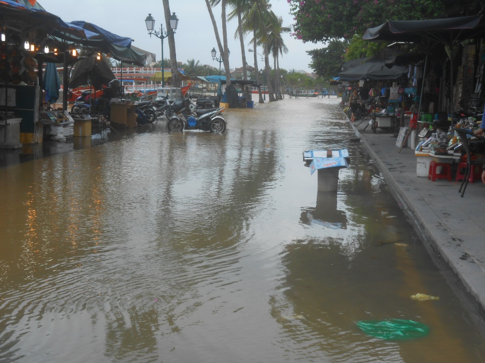 Sóng lớn đe dọa bờ biển Hội An - 2 Sóng lớn đe dọa bờ biển Hội An - 2
