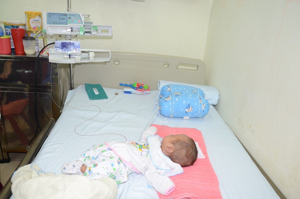 Mong manh sự sống của bé 4 tháng tuổi cùng lúc mắc tim bẩm sinh và nấm máu - 2 Từ khi lọt lòng mẹ đến nay đã hơn 4 tháng tuổi, bé vẫn chưa thể rời bệnh viện. Tình trạng của bé phải điều trị tích cực và lâu dài.