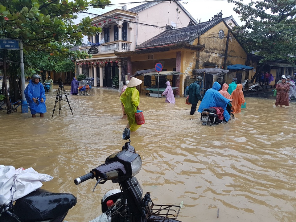 Nước dâng nhanh, Hội An chuẩn bị tinh thần cho cấp báo động khẩn! - 2 Nhiều tuyến phố ở Hội An nước lụt đã dâng cao gần 1m