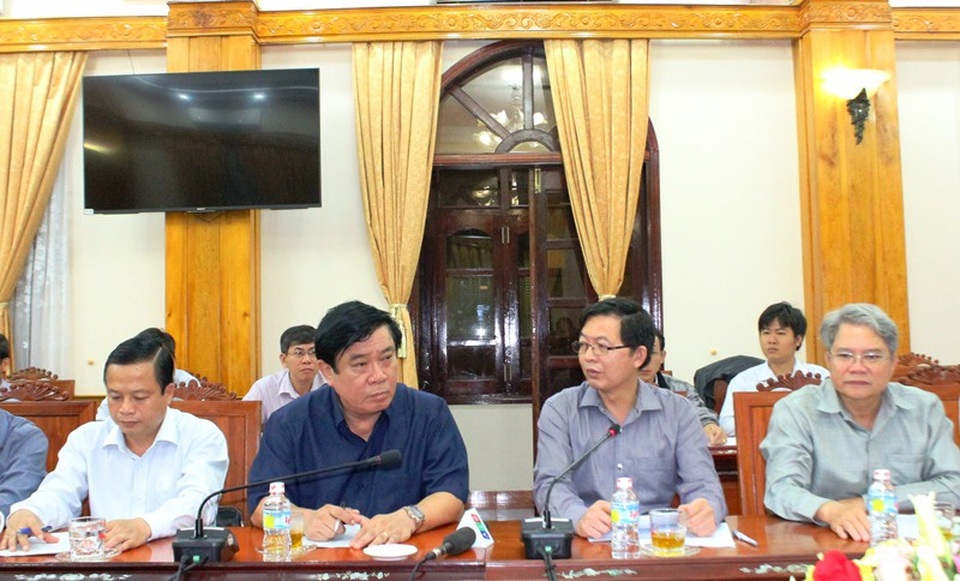 Huy động tối đa nguồn lực tìm kiếm nạn nhân mất tích trên biển - 2 Bí thư Tỉnh ủy Bình Định Nguyễn Thanh Tùng (thứ 2 trái qua) cùng lãnh đạo tỉnh Bình Định họp về công tác phòng chống lũ và tìm kiếm các nạn nhân bị mất tích trên biển Quy Nhơn trong vụ chìm hàng loạt tàu hàng, tàu cá do bão số 12 gây ra.