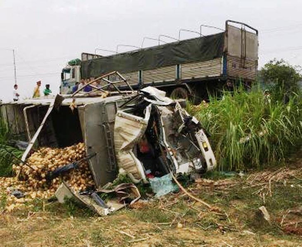 Xe khách tông xe tải văng xuống ruộng nằm “chỏng vó” - 1 Sau cú tông mạnh, chiếc xe tải bị bẹp dúm cabin, nằm chỏng vó dưới ruộng.