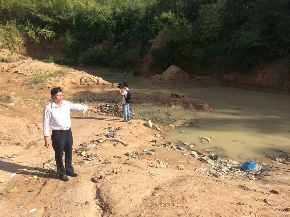 Lãnh đạo tỉnh An Giang lên tiếng vụ cát tặc phát nát Bảy Núi - 3 Lãnh đạo thị trấn Ba Chúc dẫn PV thực tế tại hố cát được UBND huyện qui hoạch làm bãi rác tạm của thị trấn