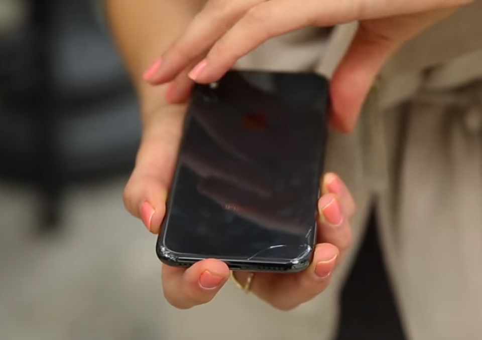 Dân mạng thi nhau thả rơi, dùng búa nện iPhone X để "thử độ bền" - 2 iPhone X trong bài thử nghiệm của CNET bị nứt mặt lưng ngay trong lần thả rơi đầu tiên.