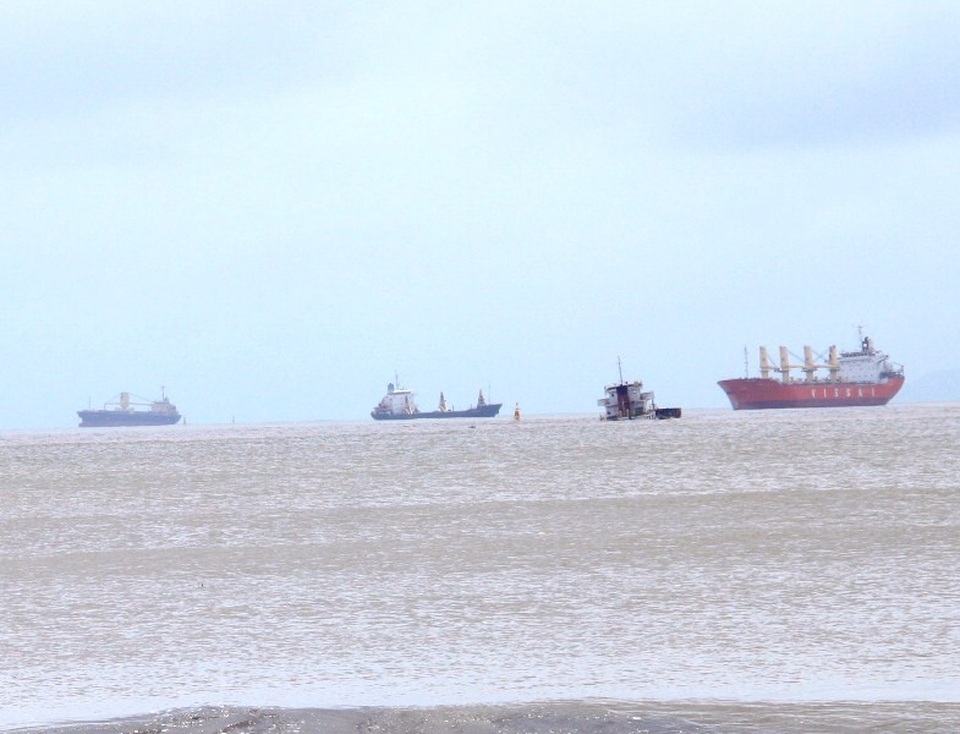 Từ đường Xuân Diệu nhìn ra phía trước biển Quy Nhơn vẫn thấy những con tàu bị đắm do bão số 12 gây ra