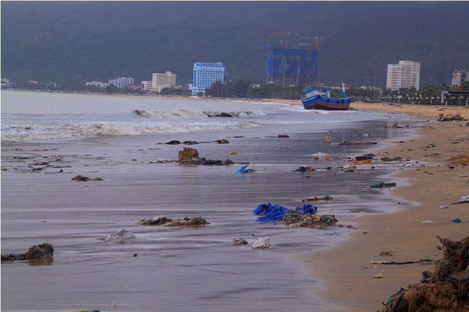 Bão "ném" 800 tấn rác vào bãi biển Quy Nhơn - 9