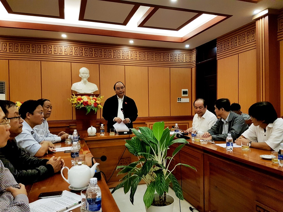Thủ tướng lội nước lụt thị sát phố cổ Hội An - 2 Thủ tướng làm việc với lãnh đạo tỉnh Quảng Nam