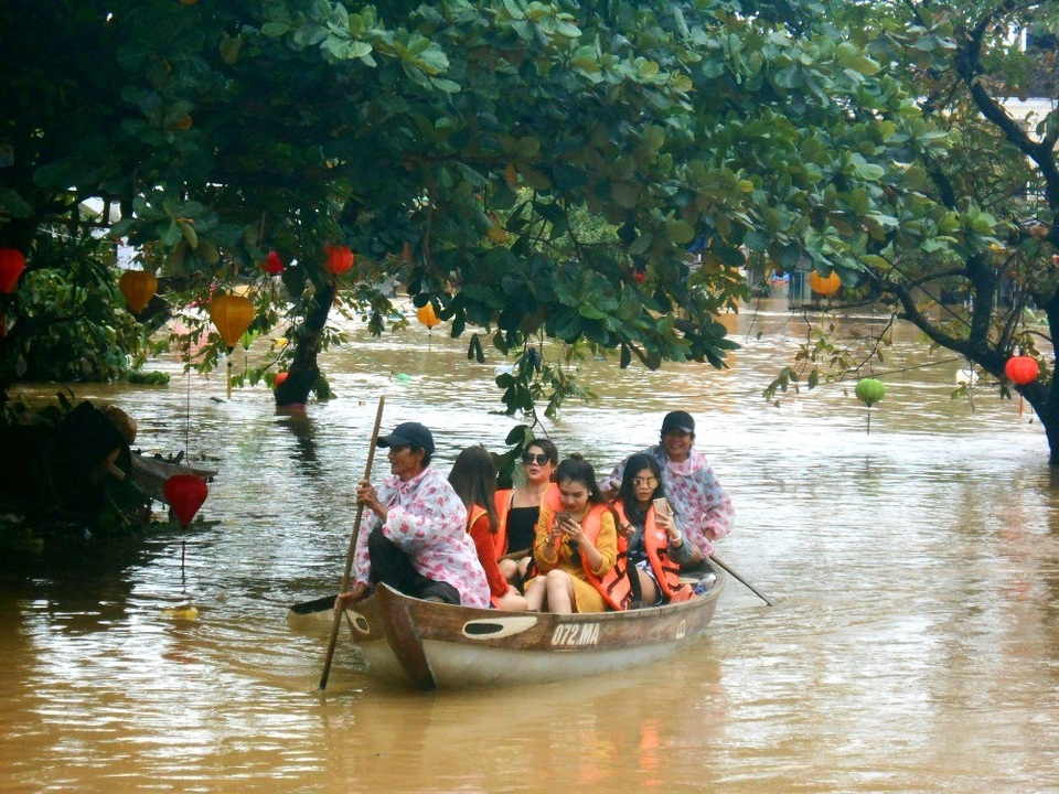 Tấp nập du khách trải nghiệm lũ lụt ở Hội An - 2 Nhiều du khách đến Hội An đều muốn trải nghiệm “đặc sản” mùa lũ nơi đây, một hình thức du lịch khác của người dân Hội An mùa mưa lũ