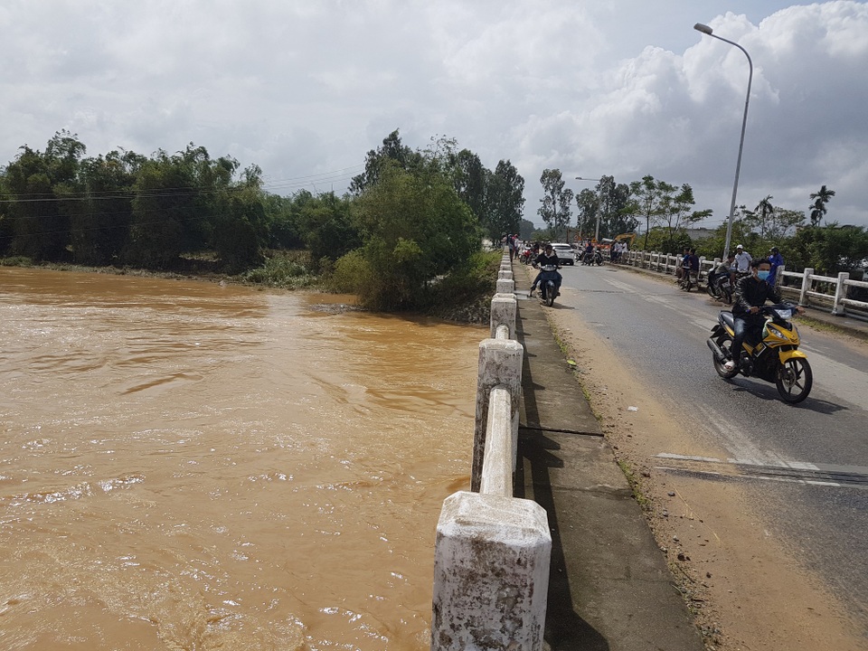 Quảng Nam yêu cầu thủy điện xả lũ để đón lũ mới - 2 Nước lũ vẫn chảy xiết ở cầu Quảng Huế trong sáng 9/11