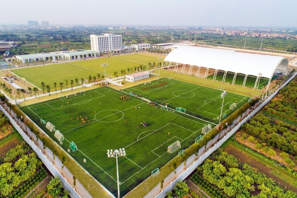 Vingroup sắp khánh thành Trung tâm đào tạo bóng đá hàng đầu Đông Nam Á - 2
PVF Hưng Yên sở hữu hệ thống 1 sân thi đấu chính và 06 sân tập kích thước tiêu chuẩn 11v11 với mặt cỏ được chứng nhận FIFA Quality Pro.